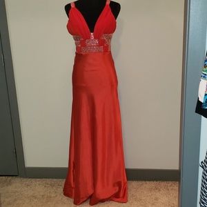 Georgeous formal red sleeveless dress